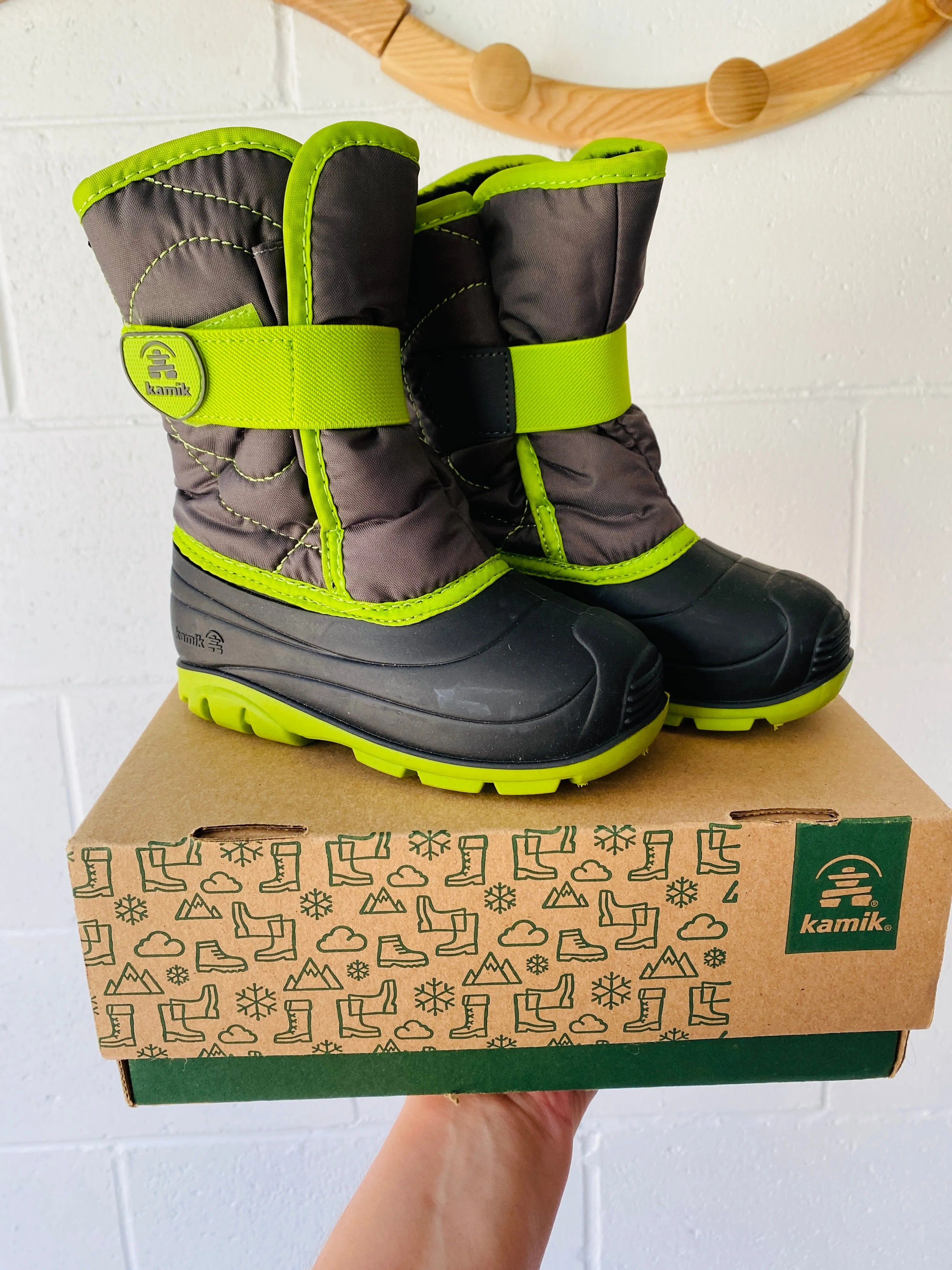 Charcoal   Neon Snowbug Boots, size 10 (27)